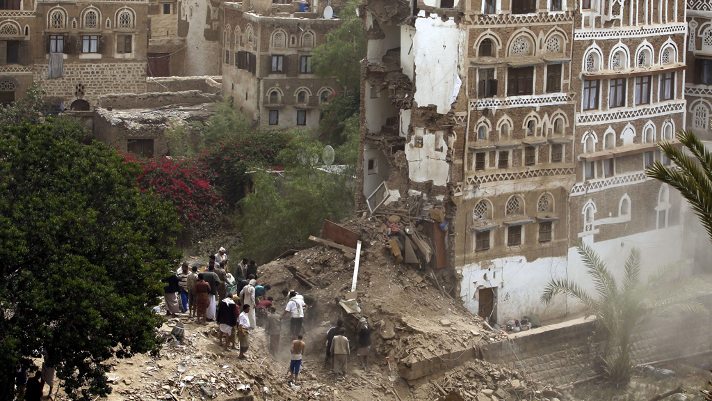 Von saudischen Kampfjets zerstörte Häuser in der Altstadt Sanaas; Foto: picture alliance/Y. Arhab