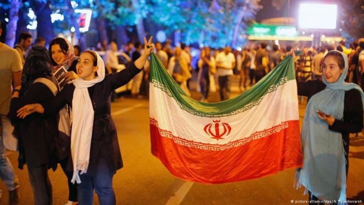 Iranians in Tehran celebrate the reaching of an agreement on Iran's nuclear programme and the gradual lifting of sanctions (photo: picture-alliance/dpa)