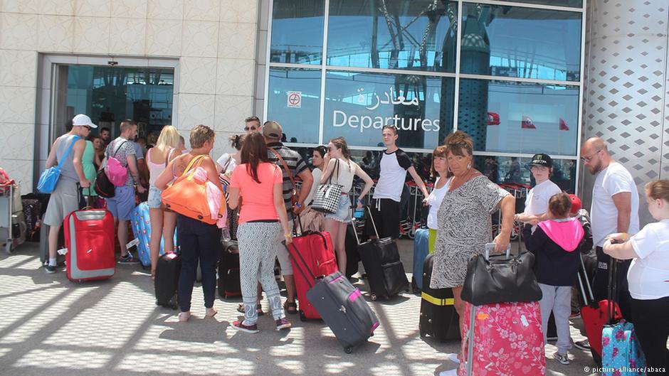 Touristen verlassen Tunesien nach dem Anschlag in Sousse. Foto: picture-alliance/abaca