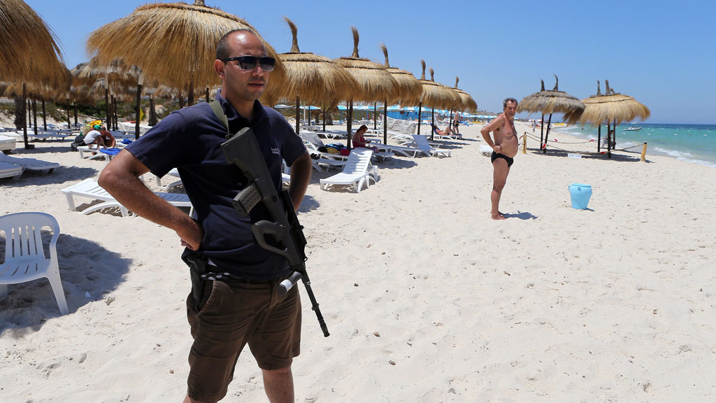 Polizist am Strand von Sousse. Foto: picture-alliance/dpa/M. Messara