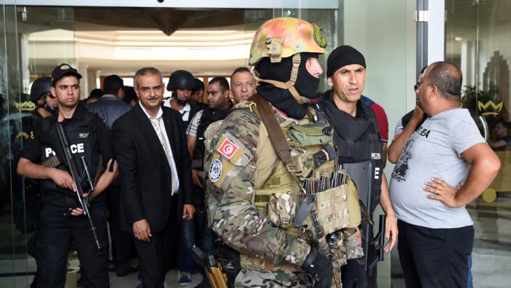 Members of the Tunisian security forces after the attack in Sousse (photo: Getty Images/AFP/Fethi Belaid)