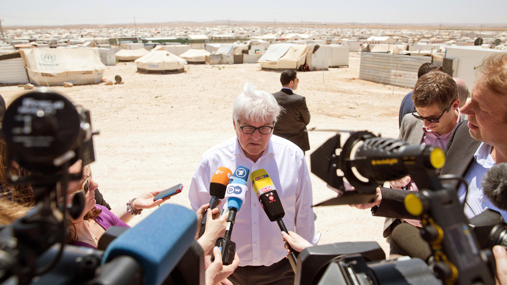 Bundesaußenminister Frank-Walter Steinmeier wird im Flüchtlingscamp Zaatari in Jordanien von Journalisten interviewt. Foto: picture-alliance/ dpa/ J. Carstensen