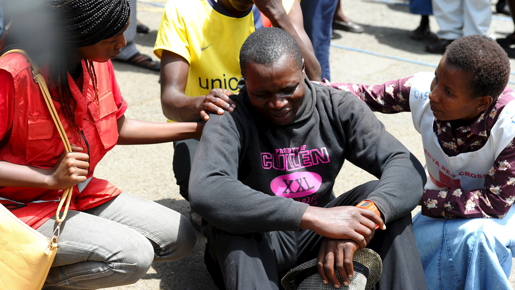 Trauer nach dem Anschlag auf die Garissa-Universität in Nairobi; Foto: Reuters/Herman Kariuki