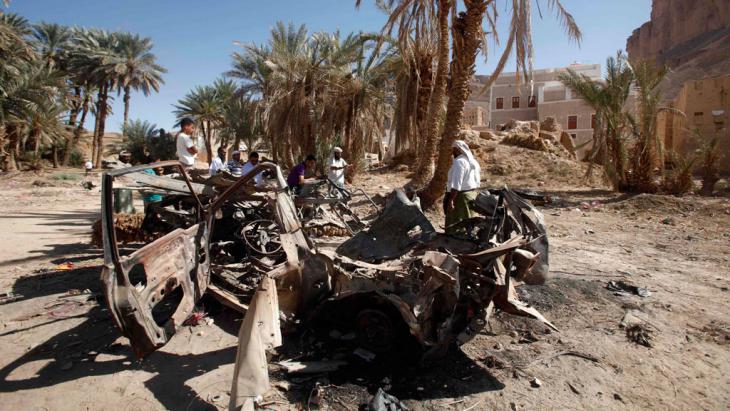 Ein zerstörtes Auto nach einer Drohnenattacke im Jemen. Foto: Reuters