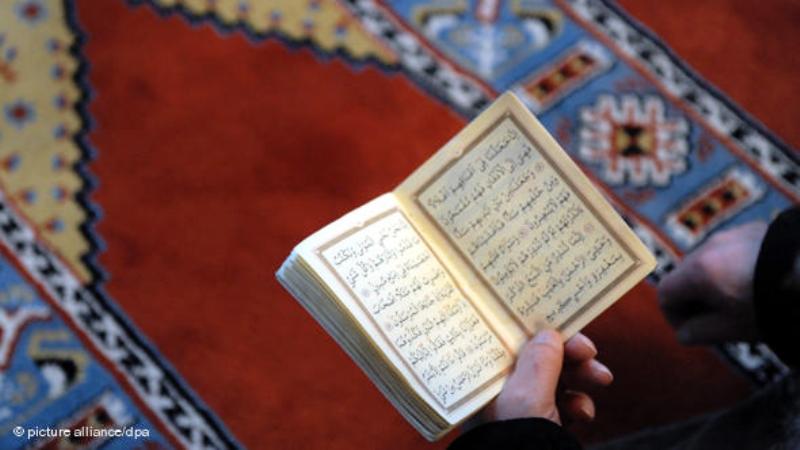 Ein Gläubiger in der Fatih-Moschee in Essen liest im Koran; Foto: dpa/picture-alliance