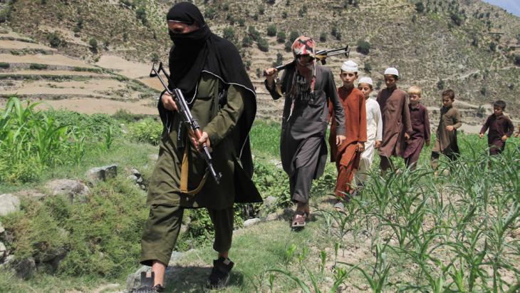 IS militants on the move in Afghanistan (photo: picture-alliance/dpa/G. Habibi)