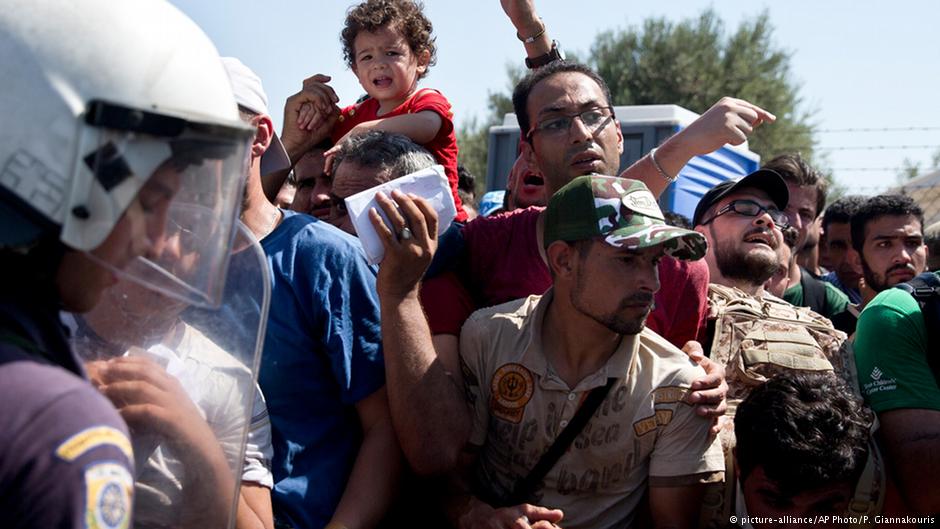 Flüchtlinge warten auf der griechischen Insel Lesbos auf ihre Registrierung; Foto: AP/picture-alliance