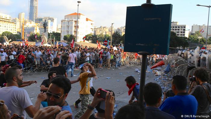 Protesters in Beirut (photo: Deutsche Welle/Barraclough