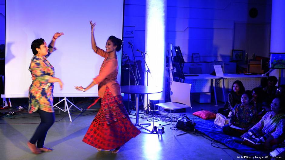 Bangladesh artists perform at a Dhee fundraiser (photo: AFP/Getty Images/M. Uz Zaman)