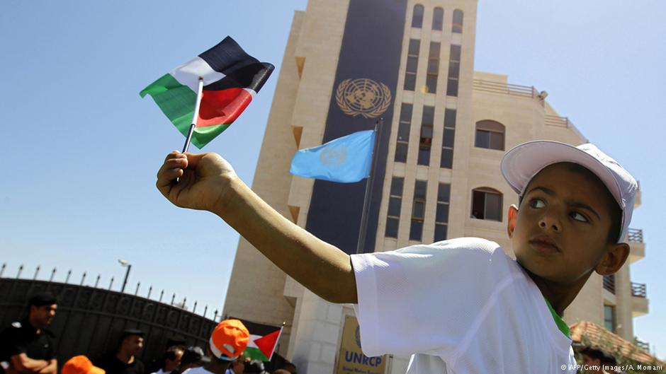 Ein palästinensischer Junge schwenkt vor dem UN-Sitz in Ramallah die Nationalflagge; Foto: AFP/Getty Images