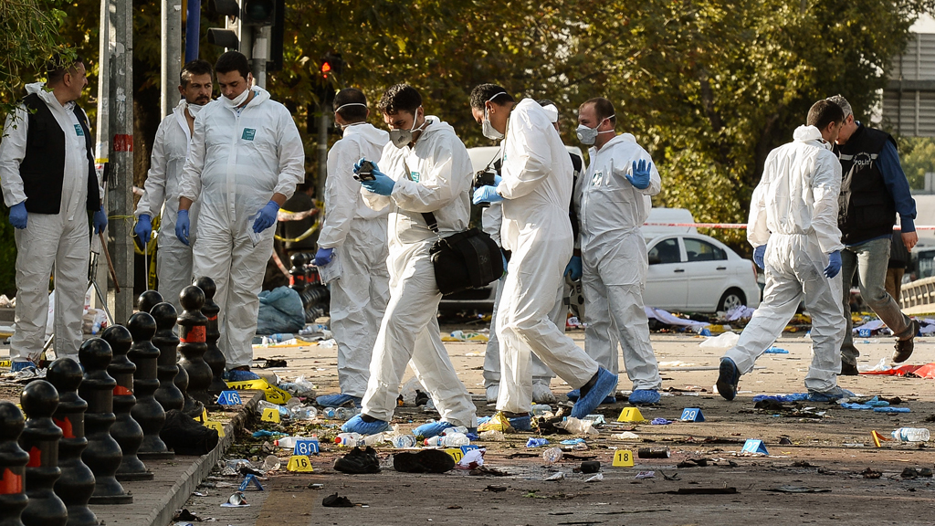 Forensic teams at the bomb site in Ankara (photo: Getty Images/G.Tan)