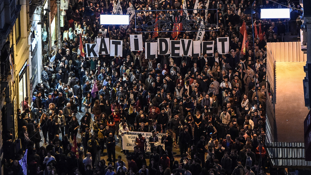 Demonstration nach den Anschlägen in Ankara in der Istiklal-Straße in Istanbul; Foto: Getty Images/AFP/O. Kose