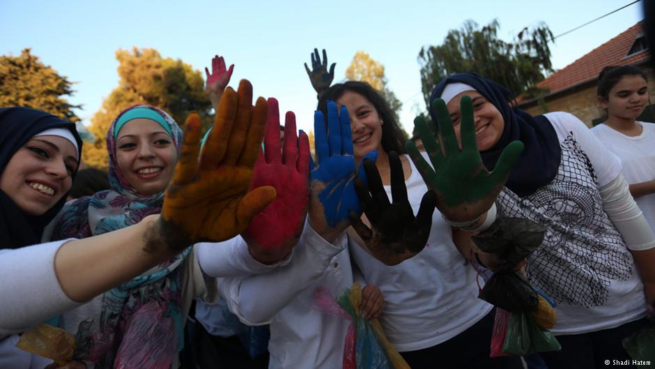 وصل مهرجان الألوان الى الاراضي الفلسطينية، حيث تراشق مئات الشباب بالالوان، محاولين بذلك بث روح المرح والتلاحم بين فئات المجتمع الواحد.