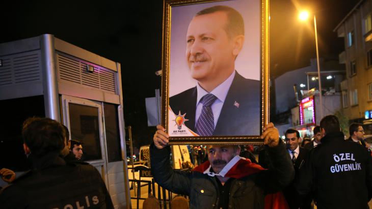 Erdogan′s supporters outside AKP party headquarters in Istanbul (photo: picture-alliance/AP/H. Malla)