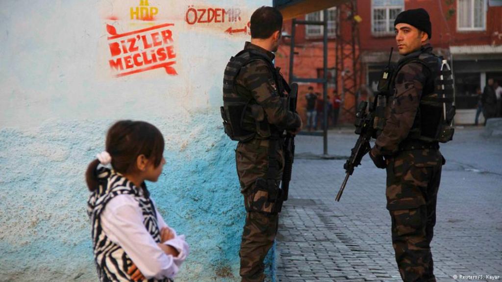Polizisten in der Kurdenmetropole Diyarbakir im Osten der Türkei. Foto: Reuters