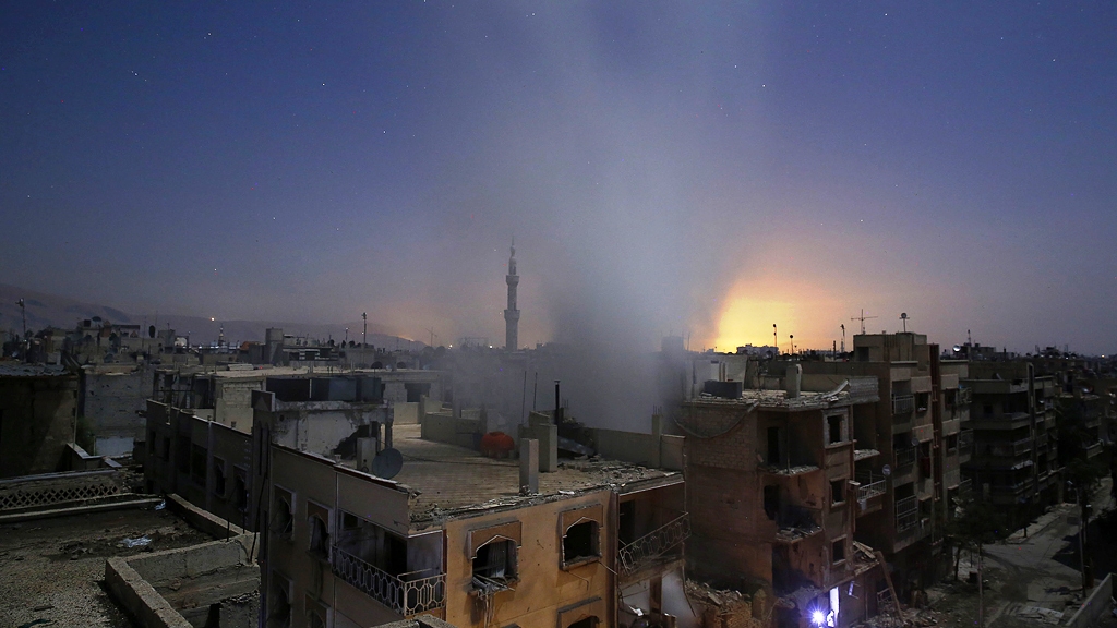 Granateneinschlag in Duma, östlich von Damaskus, am 30. Oktober (Foto: Getty Images/AFP/S. Al-Doumy)