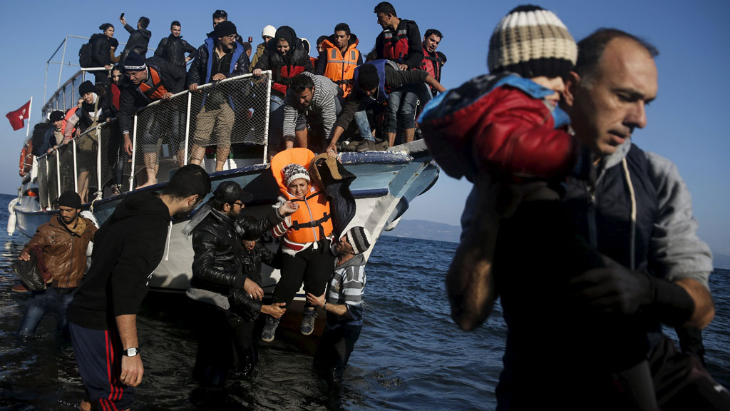 Refugees lands on the Greek island of Kos, 7 November 2015 (photo: Reuters/A. Konstantinidis)