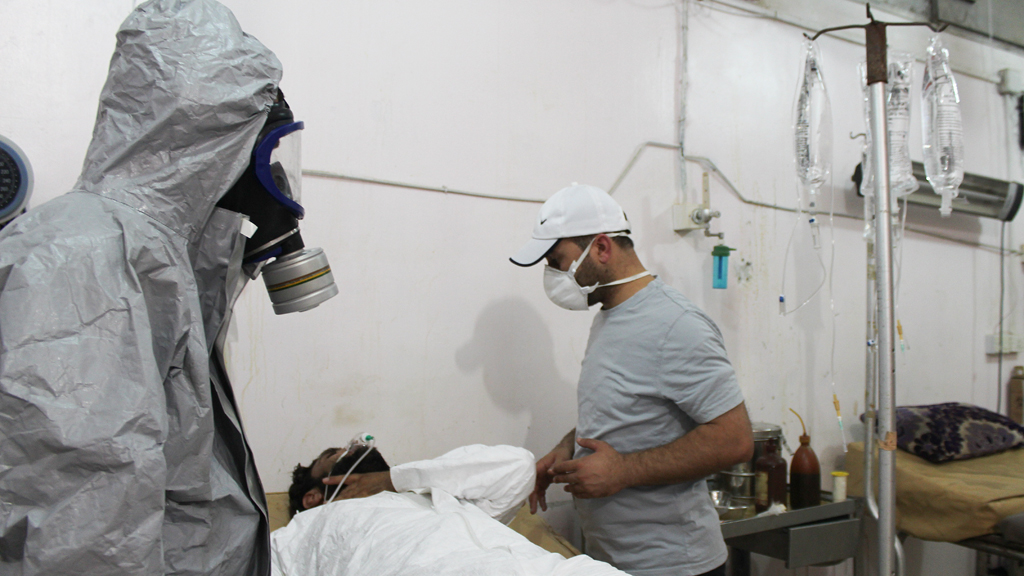 Ein Opfer eines Senfgas-Angriffs des IS wird in Damaskus versorgt, September 2015 (Foto: picture-alliance/AA/M.Omer)