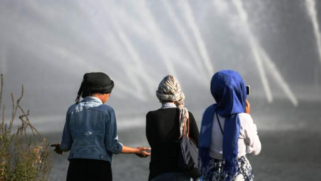 Muslimische Jugendliche in einem park in Hamburg (photo: picture-alliance/dpa/heimken)