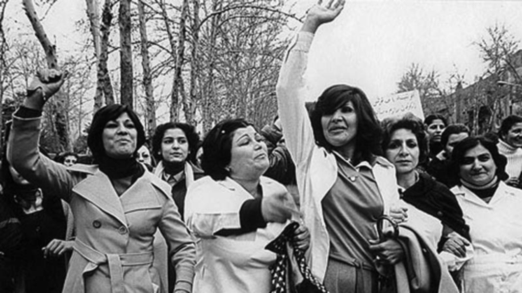 Iranische Frauen in Teheran demonstrieren gegen das unter Ayatollah Khomeini im Jahre 1979 erlassene Gesetz zur Islamischen Kleiderordnung (Hijab) für Frauen; Quelle: DW