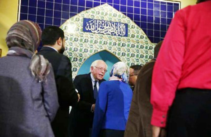 المرشح الديمقراطي بيرني ساندرز يصافح الحضور في مسجد محمد.