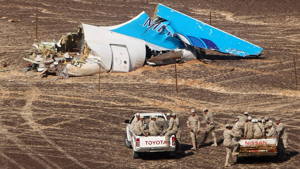 Trümmerteile des abgestürzten russischen Passagierflugzeugs auf dem Sinaui; Foto: imago/ITAR-TASS