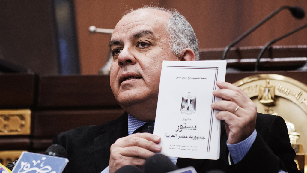 Amr Darrag, Präsident der Verfassungsgebenden Versammlung, stellt im Dezember 2012 den Entwurf der neuen ägyptischen Verfassung vor; Foto: Getty Images/AFP/G. Guercia