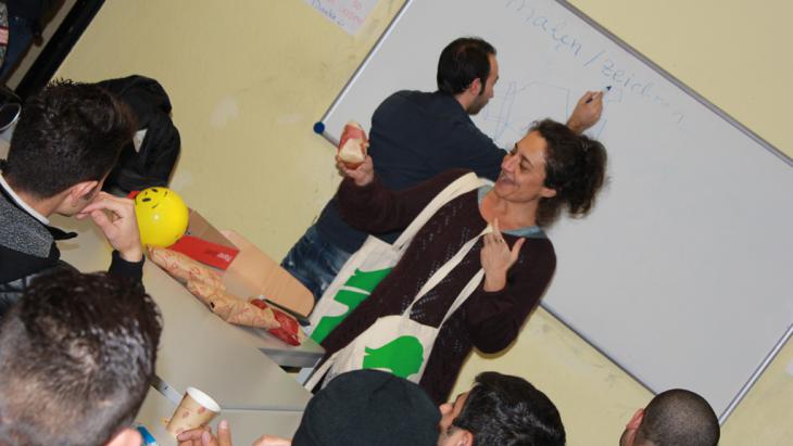 Teacher Alev Erisoz Reinke giving a refugee language class in Bonn (photo: DW/M. Hallam)