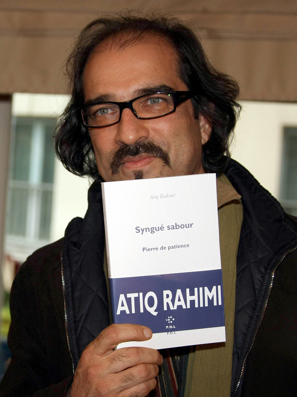 Atīq Raḥīmī präsentiert sein Buch "Stein der Geduld", für das er 2008 den Prix Goncourt erhielt; Foto: dpa/picture-alliance