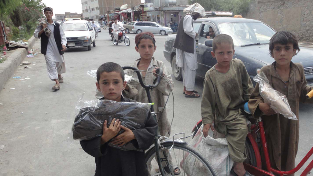 Verteilung von Hilfsgütern an arme afghanische Kinder in der Provinz Kandahar; Foto: Mrasta Foundation