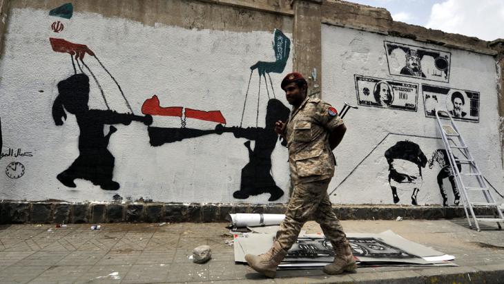 Graffiti in Yemen demonstrates the influence of Iran and Saudi Arabia in the ongoing conflict within the country (photo: picture-alliance/epa/Y. Arhab)