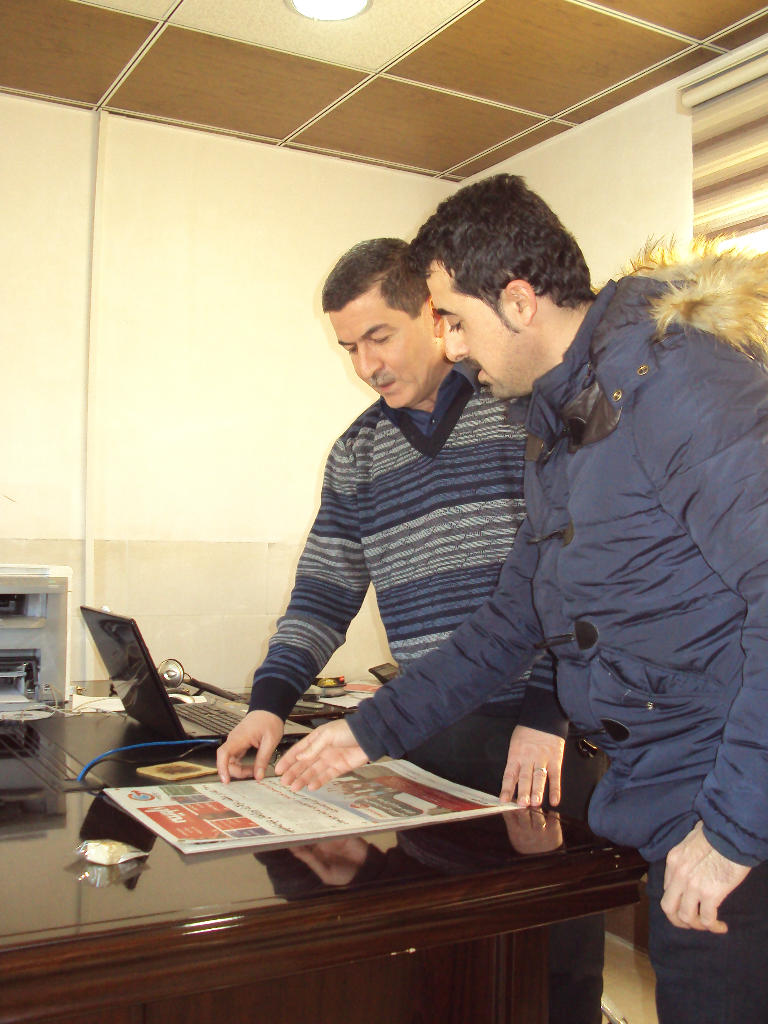 Asos Hardi (l.) in der Redaktion "Awene" (der Spiegel) im kurdischen Suleimanija 
