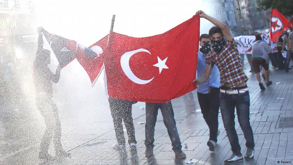Gezi-Park Demonstranten werden mit Wasserwerfern bekämpft