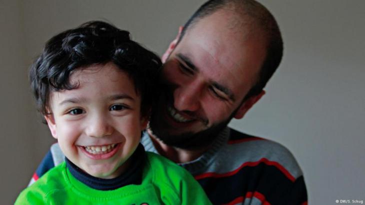 Alaa Houd and his son Gabriel (photo: Deutsche Welle)