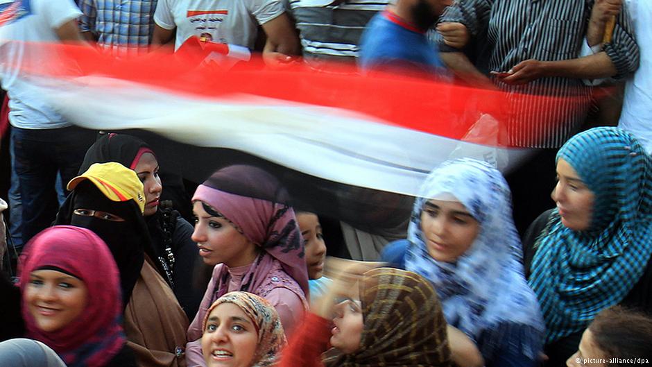 Junge Frauen auf dem Tahrir-Platz in einem Bereich, der von Beschützern abgeschirmt wird. Foto: DPA