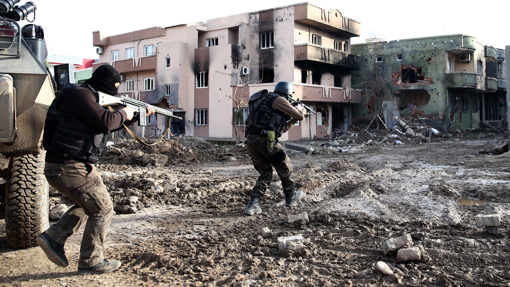 Türkisches Militär im Einsatz gegen die PKK in Cizre; Foto: picture-alliance/abaca