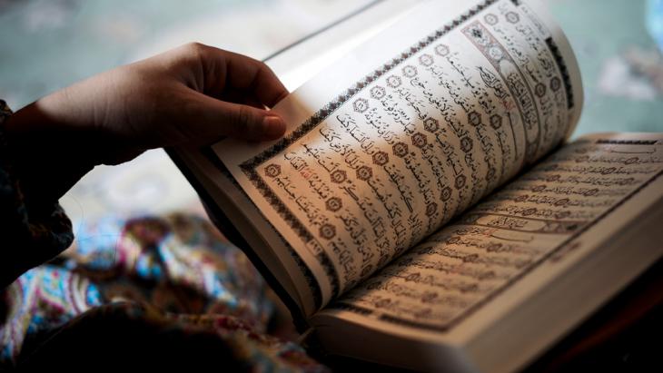 Shia Muslim woman reads the Koran in Bahrain (photo: Getty Images/AFP/M. Al-Shaikh)