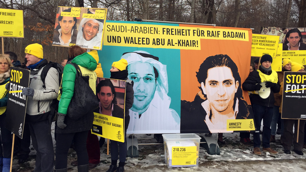 احتجاج مطالب بالإفراج عن رائف بدوي وأبي الخير أمام السفارة السعودية في برلين. Foto: DW