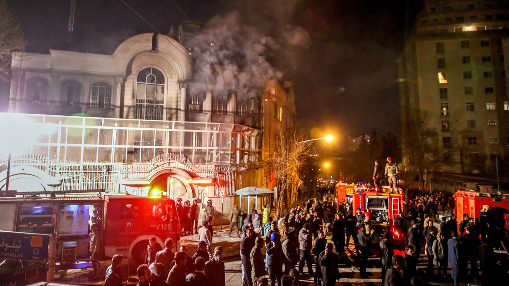 Demonstranten stürmen am 2. Januar 2016 die saudische Botschaft in Teheran und setzen sie in Brand; Foto: picture alliance/dpa/M.-R. Nadimi