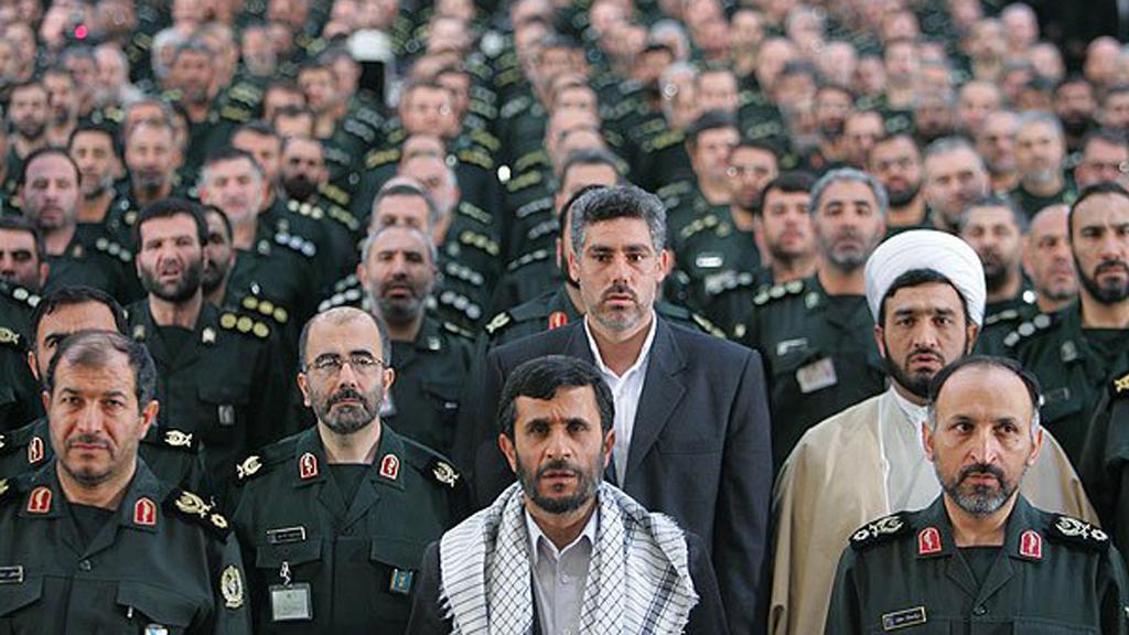 Mahmud Ahmadinedschad und Einheiten der iranischen Revolutionswächter; Quelle: FARS