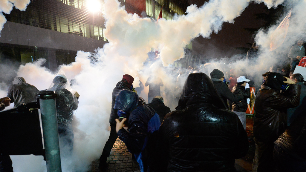 Schlagstock und Tränengaseinsatz der türkischen Polizei am 5 März gegen Unterstützer der Zeitung "Zaman" in Istanbul; Foto: picture-alliance/abaca