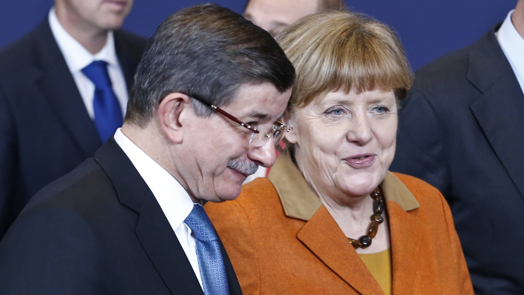 Angela Merkel und Ahmet Davutoğlu auf dem EU-Türkei-Gipfel in Brüssel; Foto: Imago/Xinhua