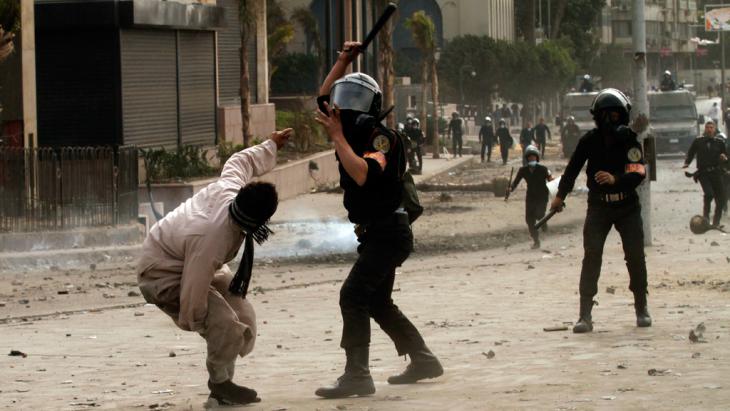Police violence in Cairo (photo: Getty Images)