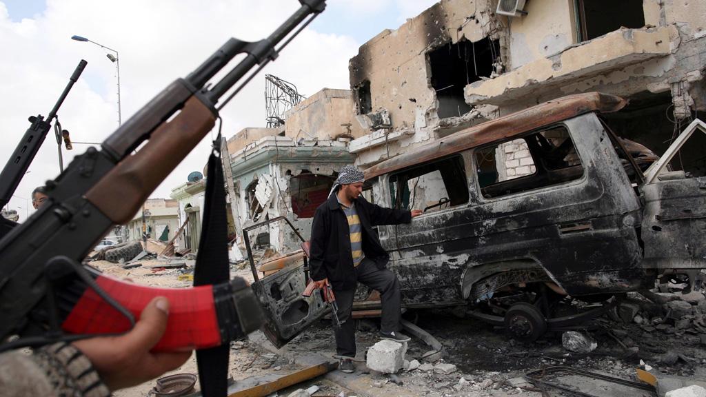 Milizen im zerstörten Misrata; Foto: picture alliance/dpa