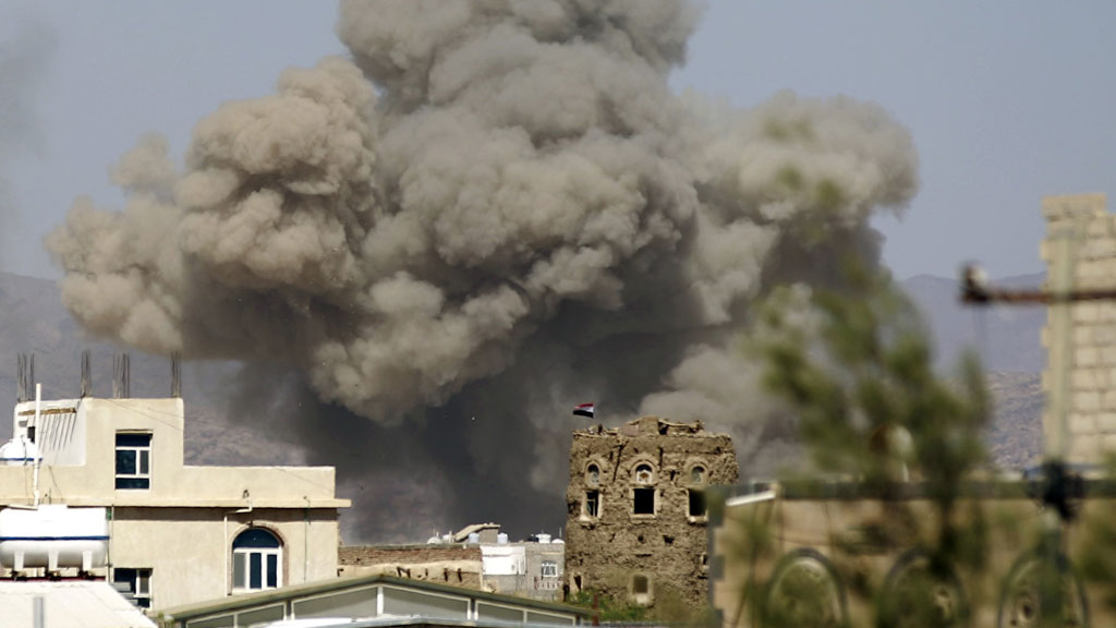 Saudische Luftschläge in Jemens Hauptstadt Sanaa; Foto: Getty Images/AFP/M. Huwais