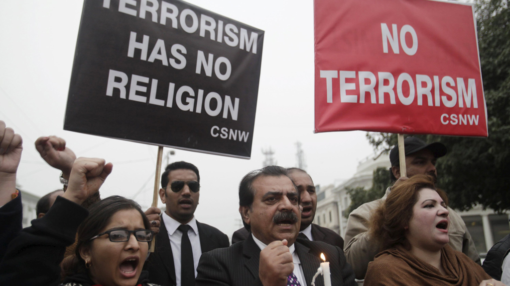 Proteste in Lahore gegen den Terroranschlag an der Bacha Khan University in Charsadda; Foto: Reuters/M. Raza