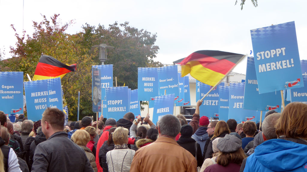 Rechtspopulisten der AfD demonstrieren in Freilassing gegen Kanzlerin Merkel; Foto: DW/D. C. Heinrich