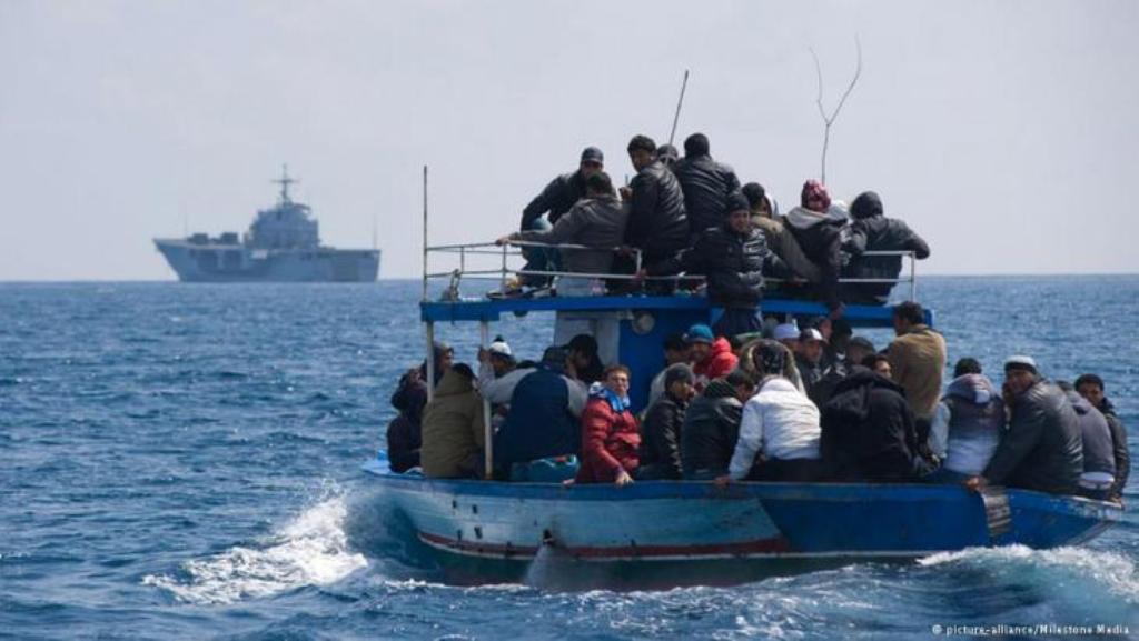 Von der italienischen Küstenwache geretete Flüchtlinge in einem Schlauchboot (Foto: Reuters)