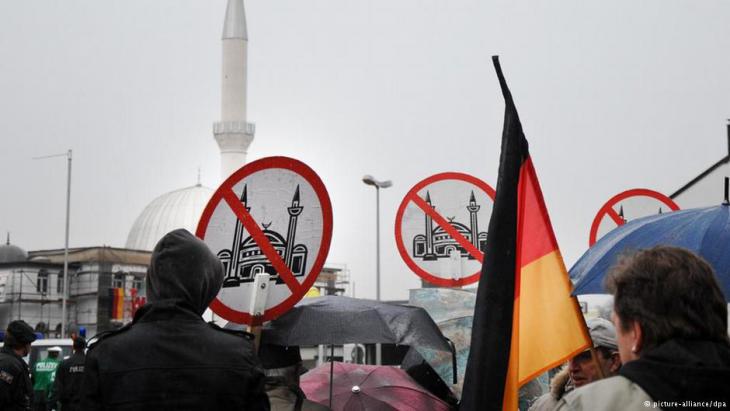 Symbolic image of Islamophobia (photo: dpa)