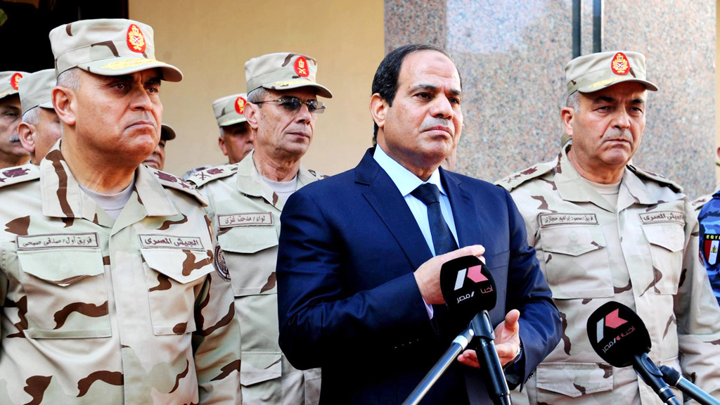 Ägyptens Präsident Al-Sisi im Kreise seiner Militärs; Foto: picture-alliance/dpa